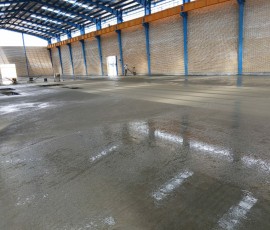 اجرای بتن ریزی کف سوله پروژه ساخت سوله آقای فرامرز محمدی اجرای بتن ریزی کف سوله